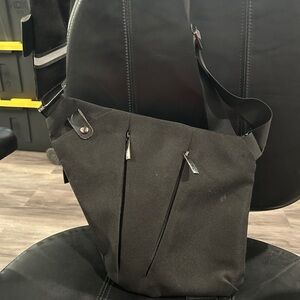 Vadoo Black Unisex Bag can be worn chest, shoulder, sling